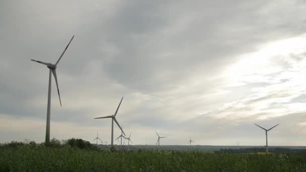 Éoliennes isolées sur fond de ciel couvert — Video