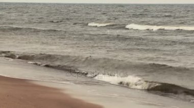 Yağmurlu, bulutlu bir günde Baltık Denizi kıyısında.