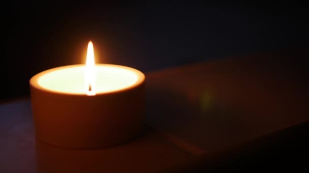 Nahaufnahme einer Kerze, geringe Schärfentiefe. — Stockvideo