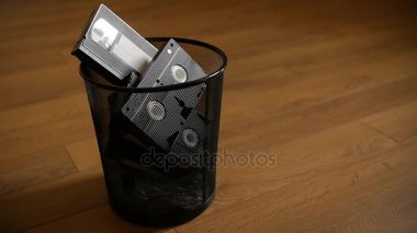 Vhs kasetleri atmayın ahşap arka plan üzerinde çöp yığını.
