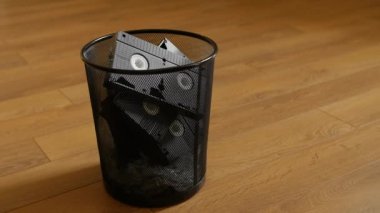 Vhs kasetleri atmayın ahşap arka plan üzerinde çöp yığını.