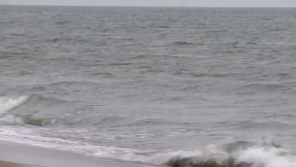 Widok na morze i fale przy pochmurnej pogodzie, szeroki kąt fotografowania — Wideo stockowe