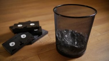 İşe yaramaz Vhs kaset atılmış.