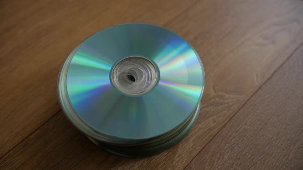 Gros plan d'une pile de disques compacts . — Video