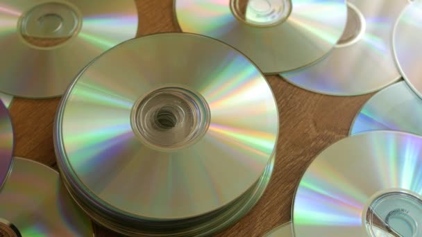 Disques optiques tombant sur une pile de DVD ou de CD .