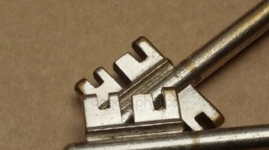 yakın çekim anahtarı döndürür