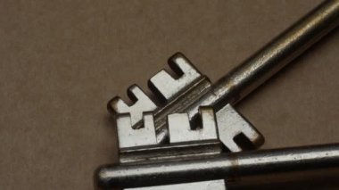 yakın çekim anahtarı döndürür