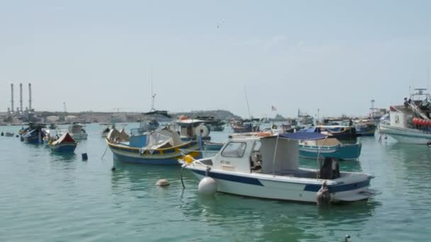 Malta, 6 juli 2016. Kleurrijke typische boten in Marsaxlokk - mediterrane traditionele vissersdorp. — Stockvideo