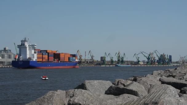 Mayıs, 6, 2017 A büyük dolu kargo gemisi Klaipeda bağlantı noktası girer. Litvanya — Stok video