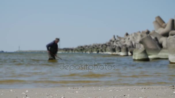 Klaipeda i Litauen. Man söker värdefulla amber i havet. — Stockvideo