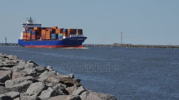 Maj, 6, 2017 A stora laddat lastfartyg in i hamnen i Klaipeda. Litauen — Stockvideo