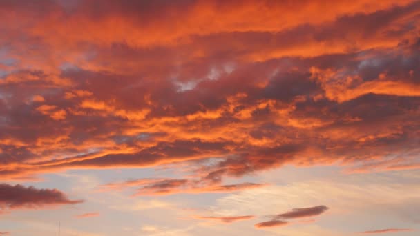 Cielo nocturno con nubes de puesta de sol dramáticas — Vídeos de Stock