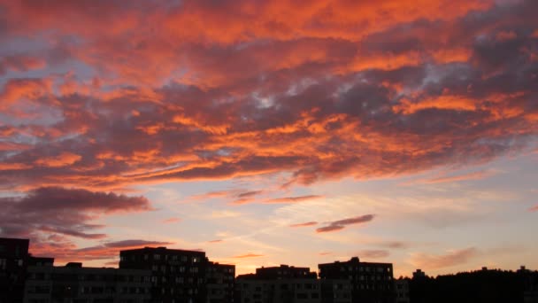 Cielo nocturno con nubes de puesta de sol dramáticas — Vídeo de stock