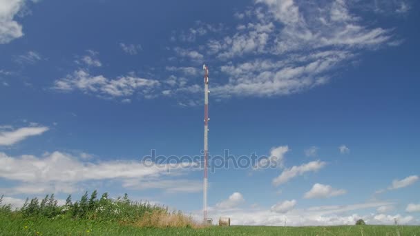 Ώρα λήξη πλάνα κινητής τηλεφωνίας πύργος με σύννεφα κινείται γρήγορα — Αρχείο Βίντεο