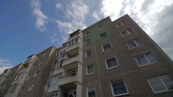 Bloco socialista típico de apartamentos em Vilnius, Lituânia. Europa Oriental . — Vídeo de Stock