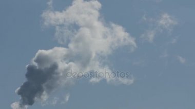 Hava kirliliği dışında fabrika bacaları gelen duman tarafından.