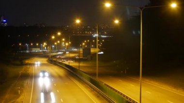 Şehirde trafik. Bir köprü üzerinden yüksek-açılı görünüş.