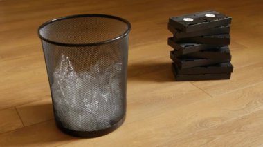 Çöp kovası içinde birkaç Vhs kaset.