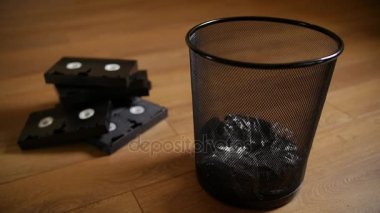 İşe yaramaz Vhs kaset atılmış.