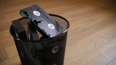 Vhs kaset çöpe atılmış bir demet.
