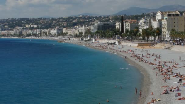 NICE, FRANCE - OCTOBRE 2016 : Plage publique au bord de la mer et Promenade des Anglais à Nice . — Video