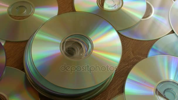 Discos ópticos que caem sobre pilhas de DVDs ou CDs . — Vídeo de Stock