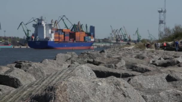 Een grote geladen vrachtschip treedt de haven van Klaipeda. Litouwen — Stockvideo