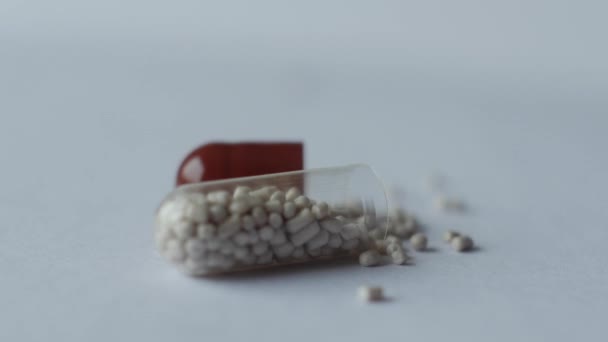 Pilule rotative sur blanc — Video