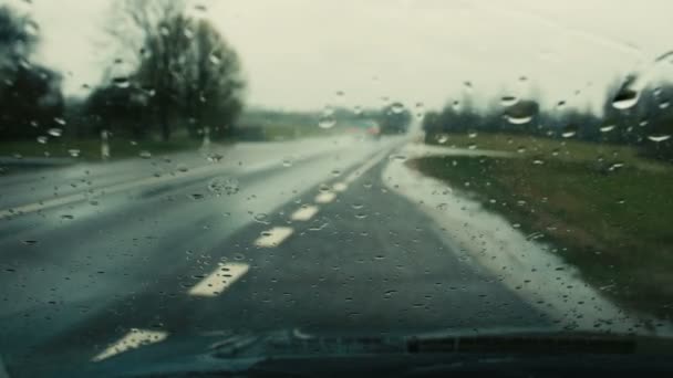 Chuva está derramando em vidro de carro . — Vídeo de Stock