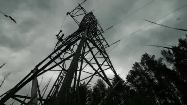 Yüksek Gerilim Güç kabloları elektrik desteği. Enerji endüstrisi.
