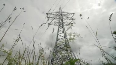 Santral timelapse elektrik - yüksek gerilim destek. Gökyüzünde - ölçek santral tehlike yağmur bulutları.
