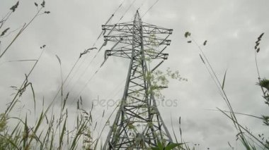 Yüksek Gerilim Güç kabloları elektrik desteği. Enerji endüstrisi.