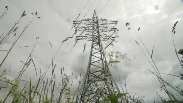 Energia elettrica timelapse centrale elettrica - Supporto ad alta tensione. Nuvole di pioggia nel cielo - scala centrale elettrica pericolo . — Video Stock