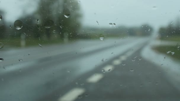 Chuva está derramando em vidro de carro . — Vídeo de Stock