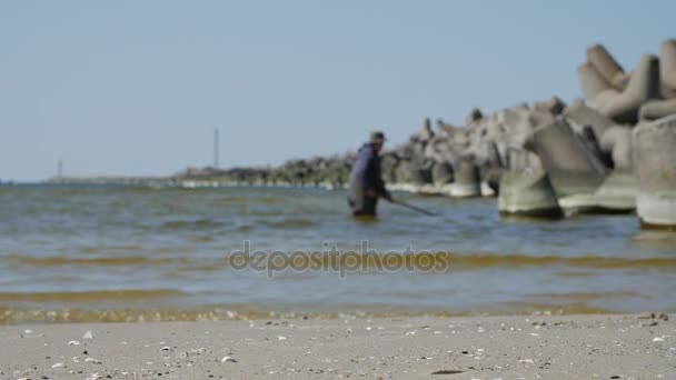 Черногория - 2006. Человек ищет ценный янтарь в море . — стоковое видео