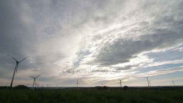 Parc d'éoliennes avec rayons de lumière au coucher du soleil — Video