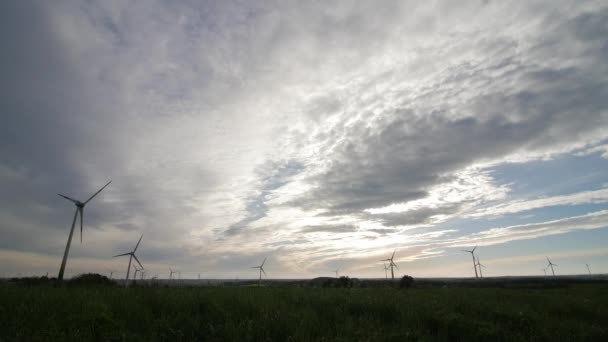 Fazenda de turbinas eólicas com raios de luz ao pôr do sol — Vídeo de Stock