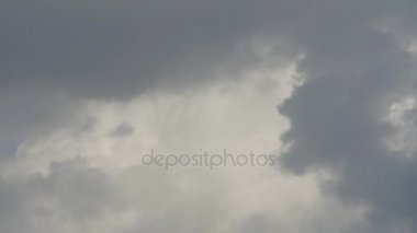 moody gökyüzü timelapse üzerinde gri bulutlar