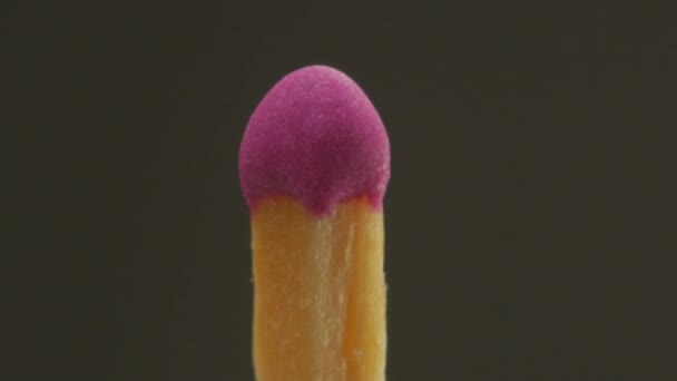 Allumez-en un autre, partagez le feu, brûlez le bâton de près 