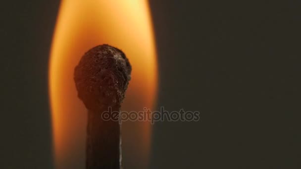 Матч зажигая еще один, разделяя огонь, горящий палку близко — стоковое видео