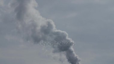 Fabrika bitki duman yığını üzerinden mavi gökyüzü arka plan.