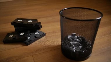 İşe yaramaz Vhs kaset atılmış.