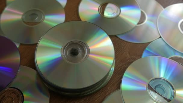 Disques optiques tombant sur une pile de DVD ou de CD .