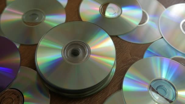 Optické disky na hromadu disky DVD nebo CD. — Stock video