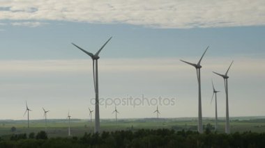 Rüzgar Türbini çiftliği, bulutlu gökyüzü arka plan alana elektrik güç jeneratörleri.