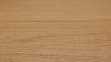 Zarlar masanın üzerinde haddeleme. Yakın çekim.