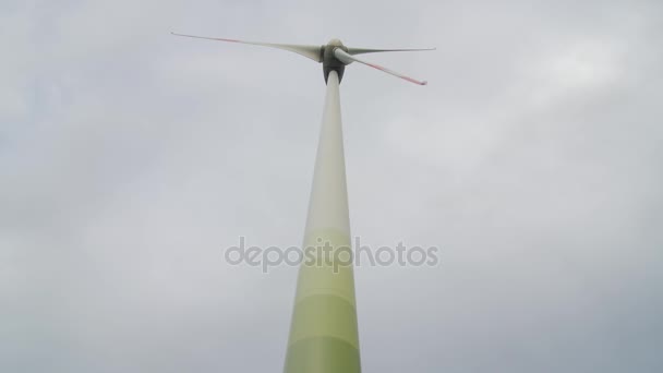 Turbina eolica sopra cielo nuvoloso tempestoso utilizzando energia rinnovabile per generare energia elettrica . — Video Stock