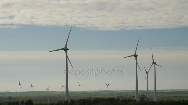 Aerogeneradores aislados sobre fondo nublado del cielo — Vídeo de stock