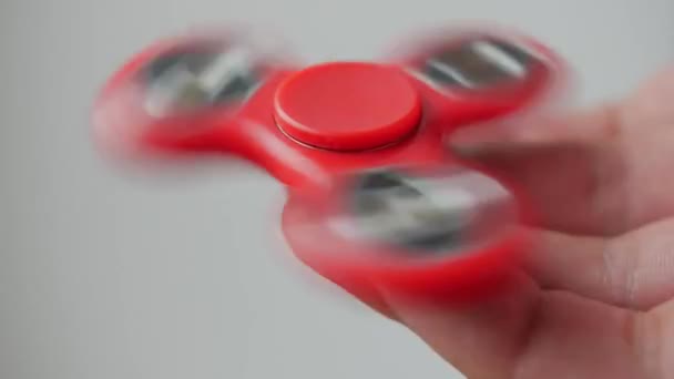 Nahaufnahme einer Person, die mit dem Fidget Spinner spielt, isoliert auf weißem Hintergrund — Stockvideo