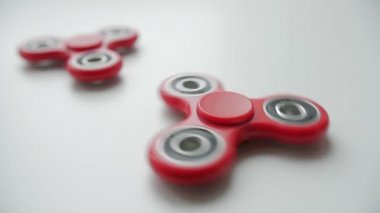 Beyaz arkaplanda dönen popüler oyuncak çeviricisini kapat